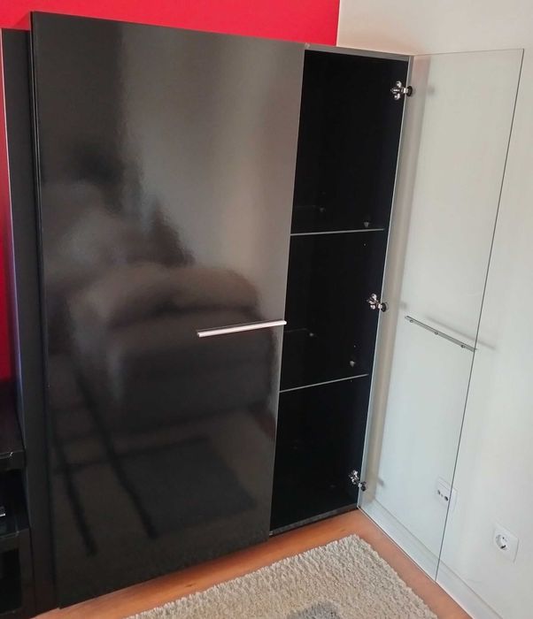 Móvel com vitrine