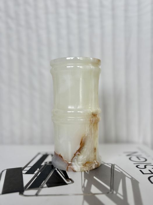 Solidny wazon z onyksu