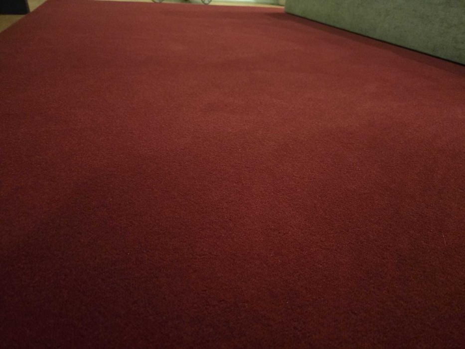 Carpete de qualidade e em bom estado, fácil de limpar