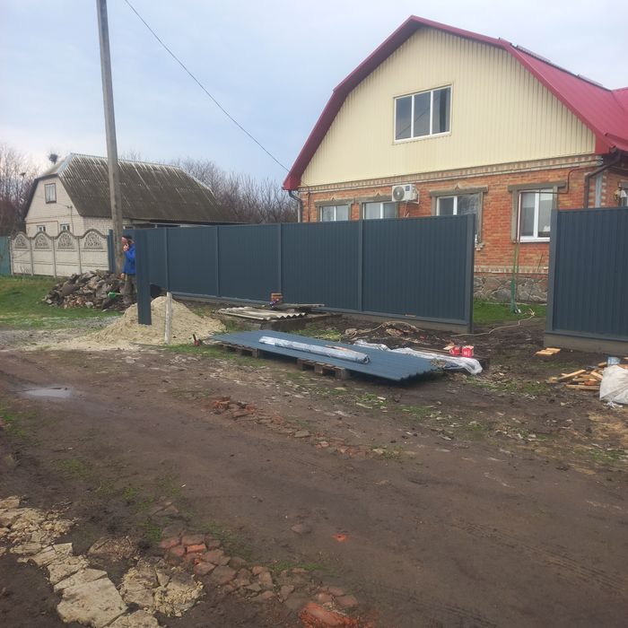 Бруківка, паркани, навіси.