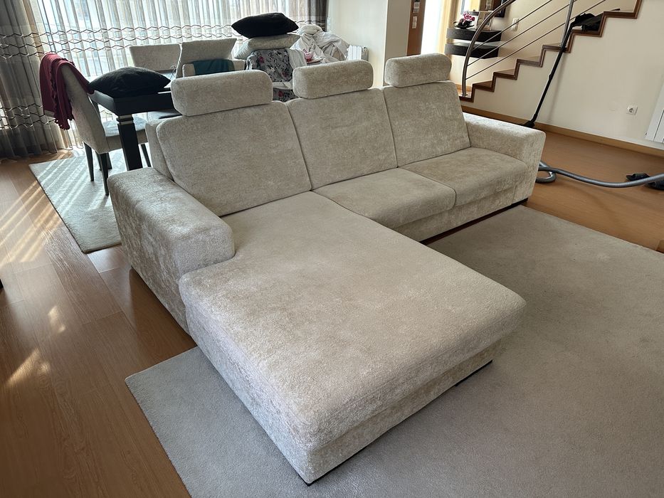 Sofá de cor bege grande e elegante - como novo