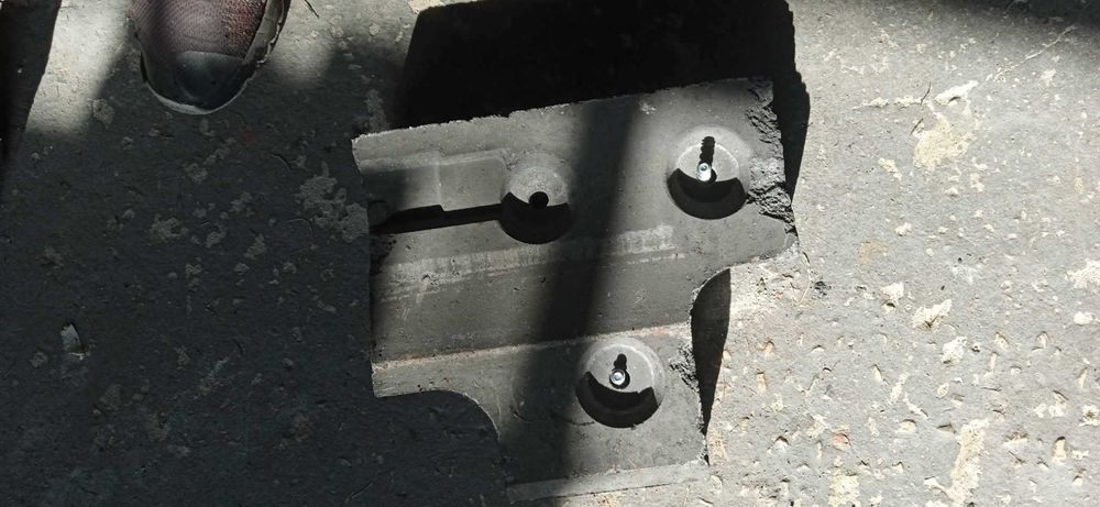 Przeciwaga górna betonowa ze śrubami