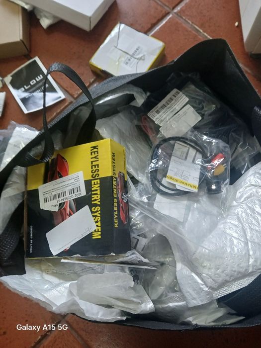 Auto-Radio, sensores de estacionamento, e câmeras de ré.