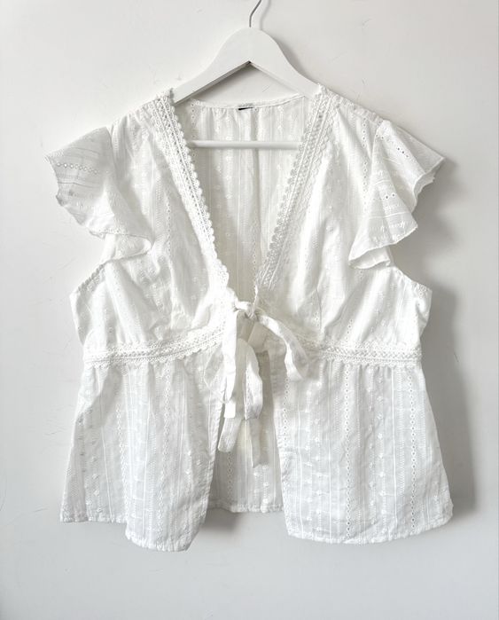 Haftowana bluzka z wiązaniem