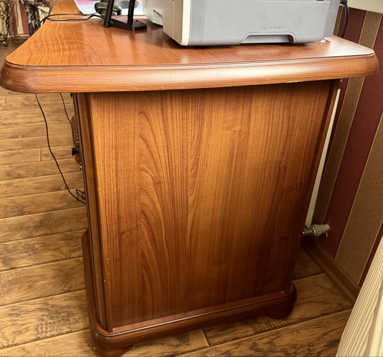 Письмовий стіл в кабінет