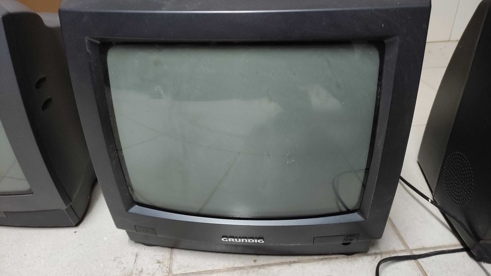 TVs €25 each, 3 total64286462280579122