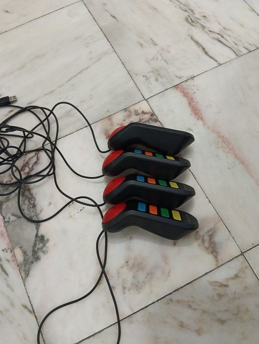 Conjunto de 4 Comandos Buzz! Buzzers Originais com Fio para PlayStation 2 (PS2)