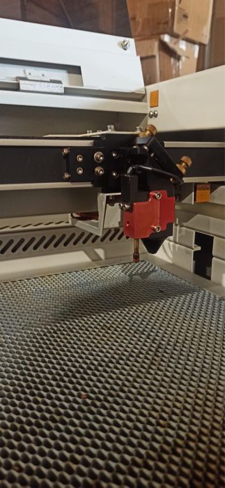 Laser co2 60w 700x450mm Usado com Gatantia