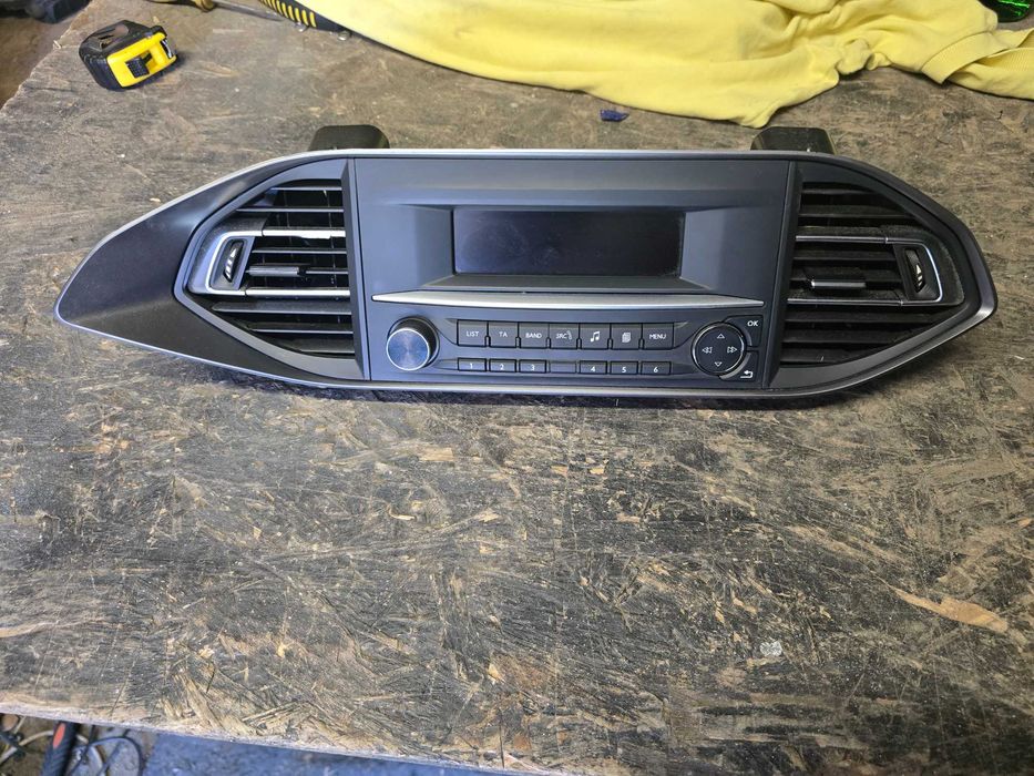 panel środkowy radia Peugeot 308 T9 lift