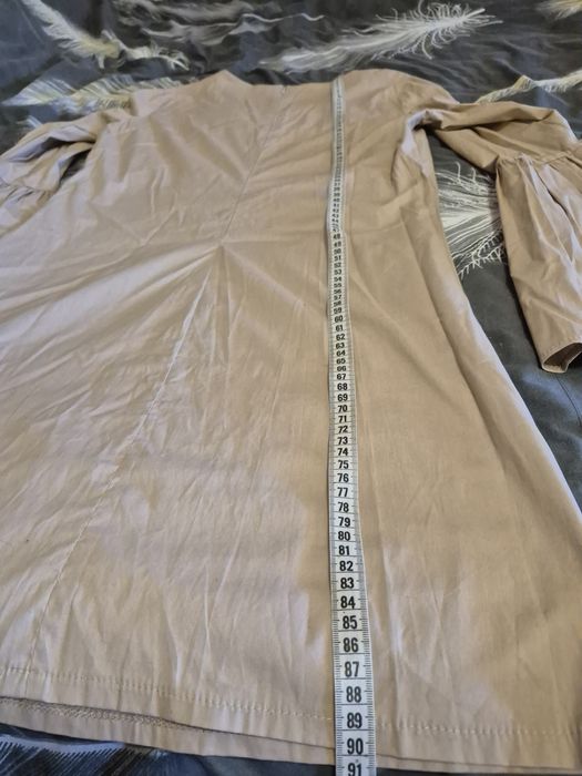 Бежева сукня плаття з крутими рукавами