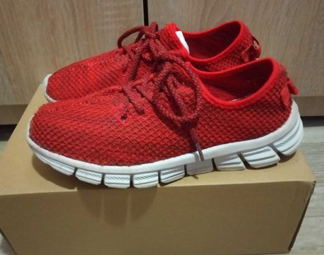 Легкі спортивні кросівки на дівчинку