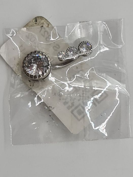 Piercing umbigo prateado com pedras zircónias