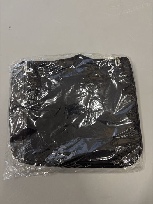 Czarna nowa kosmetyczka