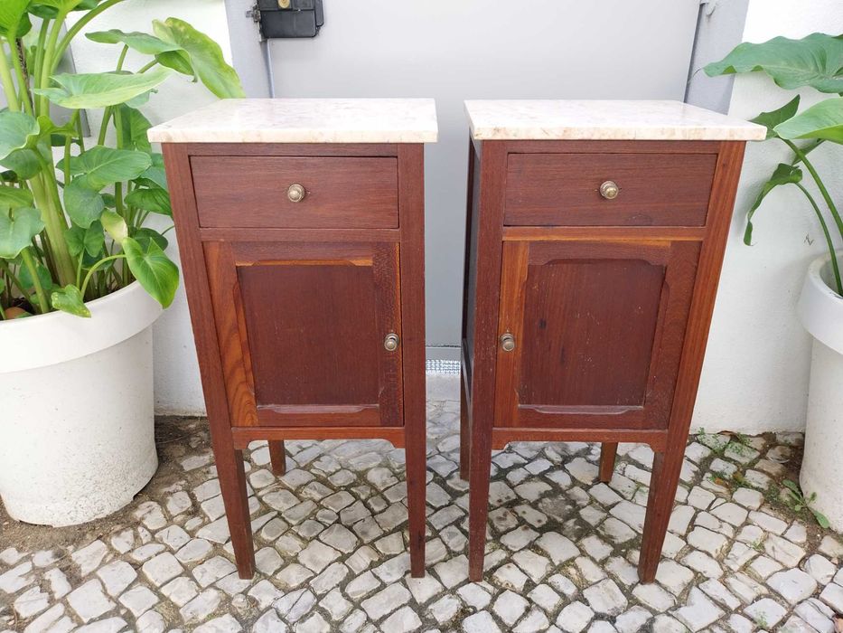Conjunto de 3 sofás em madeira e 2 mesinhas de cabeceira com tampo de mármore