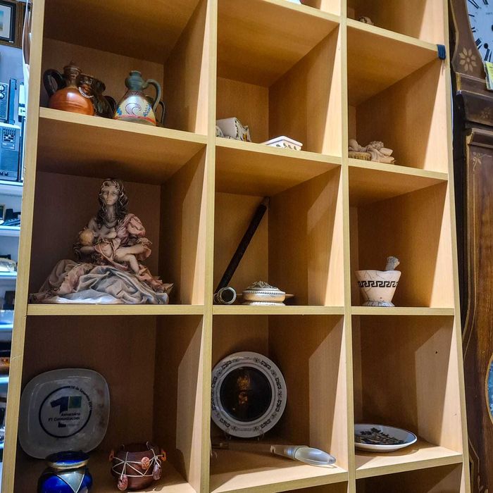 Escultura Decorativa Mãe a Amamentar – Figura Feminina com Criança