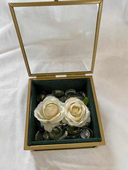 Złota szkatułka na obrączki