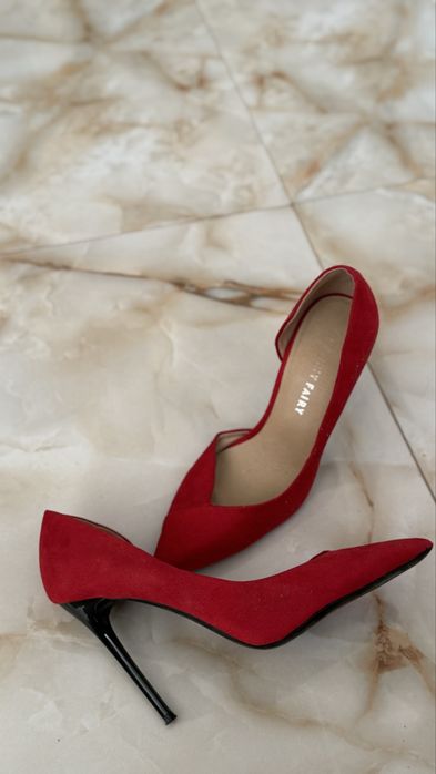 Продам червоні туфлі