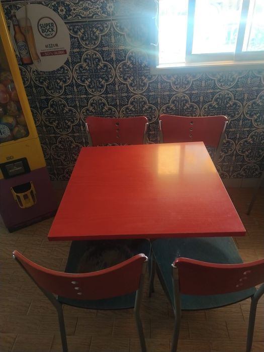 Mobília para café/restauração usada - mesas, cadeiras e bancos altos