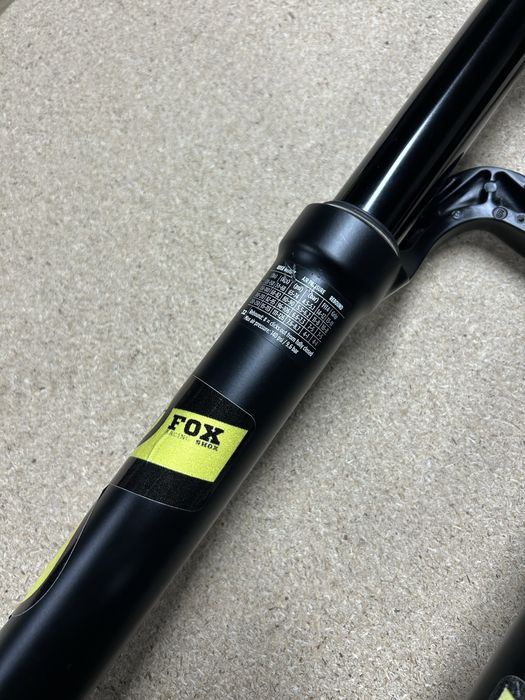 Suspensão FOX 32 Float Rhythm