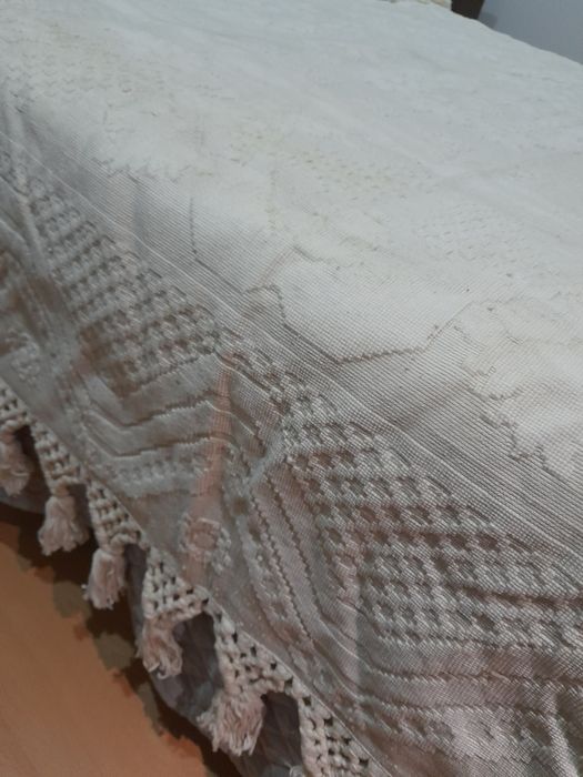 Colcha antiga com 2m05cm x 2m35cm beje e tons de castanho claro