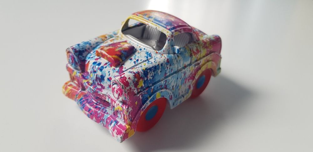 Samochód tęczowy nowy