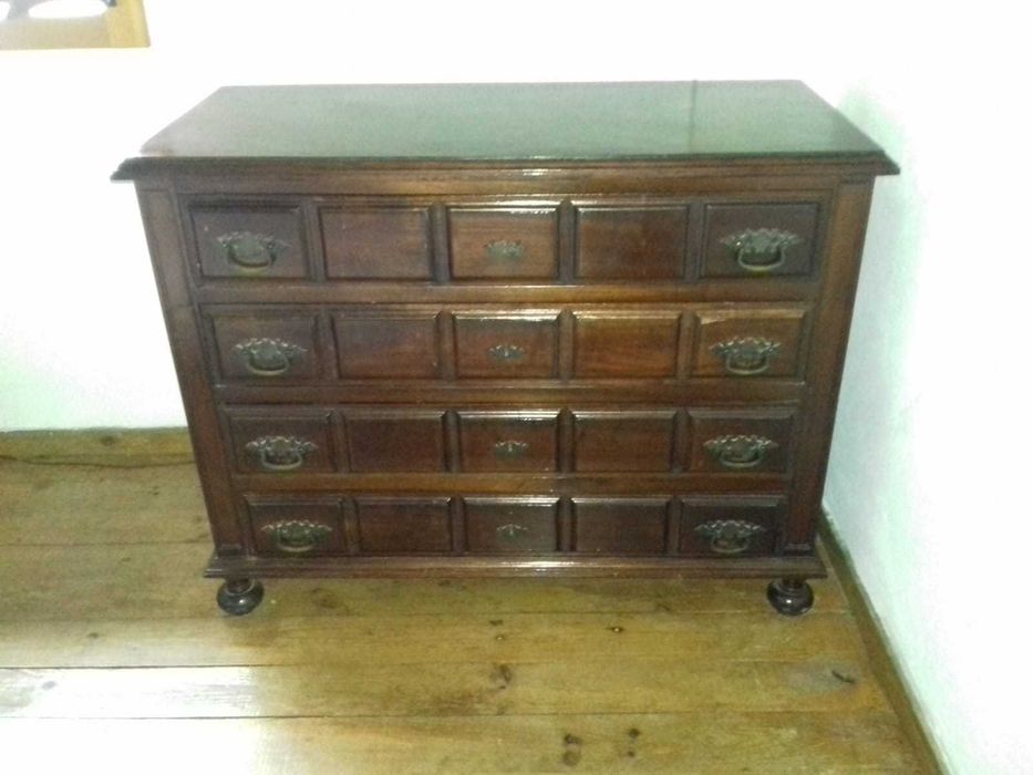 Móvel em mogno maciço.