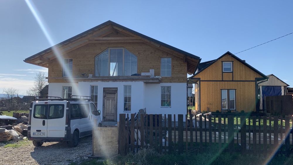 Два будинки продаж