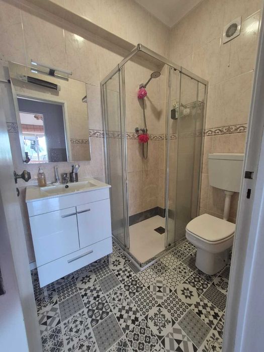 Quarto p/casal com banho privativo e marquise  em Alhandra