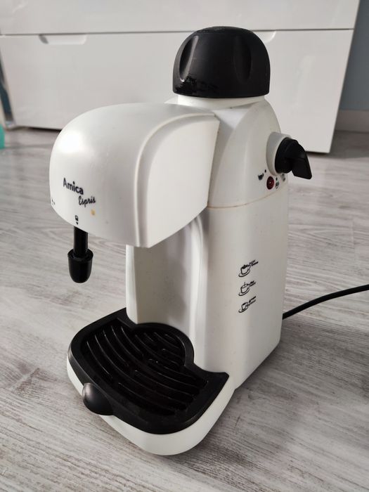 ekspres ciśnieniowy Amica Espris CD 1011 w kolorze białym.