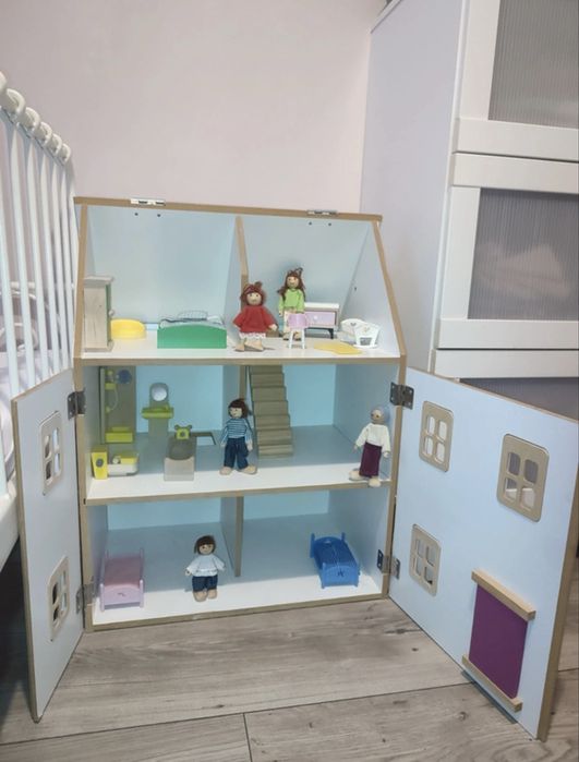 Drewniany domek dla lalek z mebelkami i lalkami – duży, otwierany