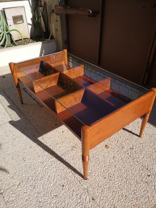 Coffee table in excellent condition64738671260419122