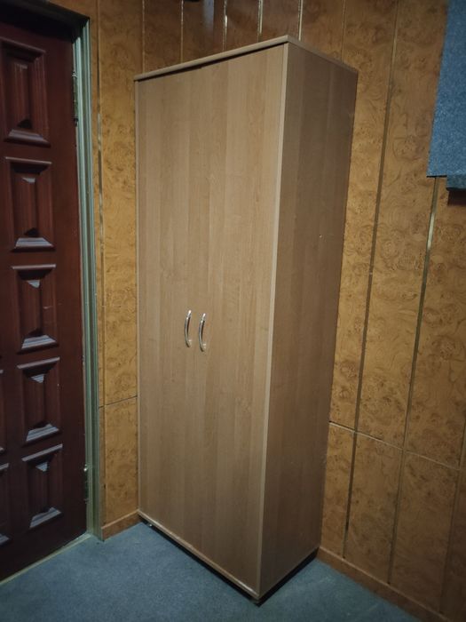 Невелика шафа для одягу