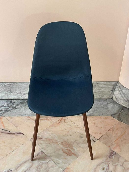 Cadeira elegante de tecido azul escuro