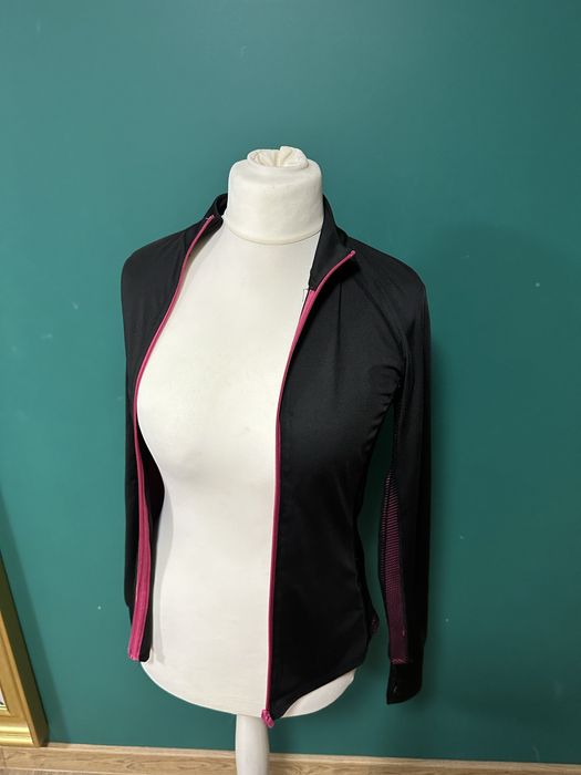 Czarna bluza sportowa