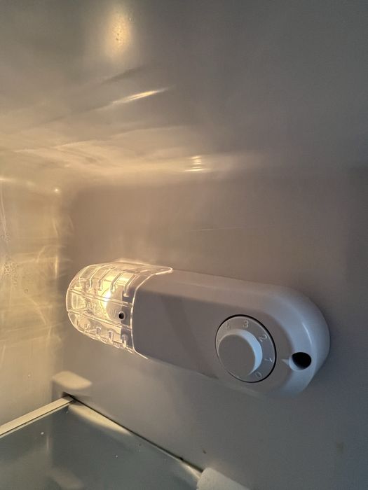 Frigorífico Kunft em ótimo estado – branco, funcional e silencioso