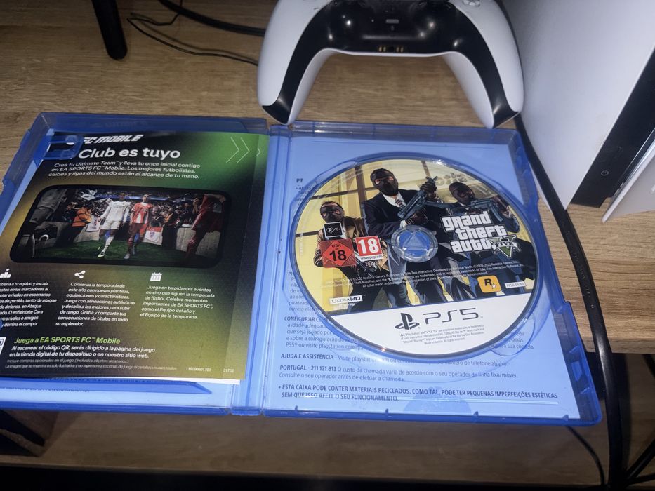 Ps5 com 2 comandos e 2 jogos