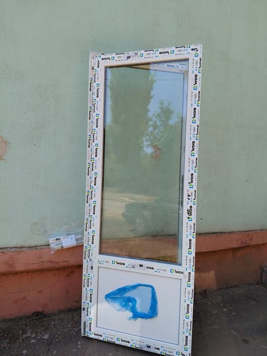 Пластиковая дверь