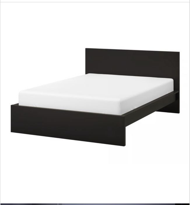 Cama de casal em bom estado