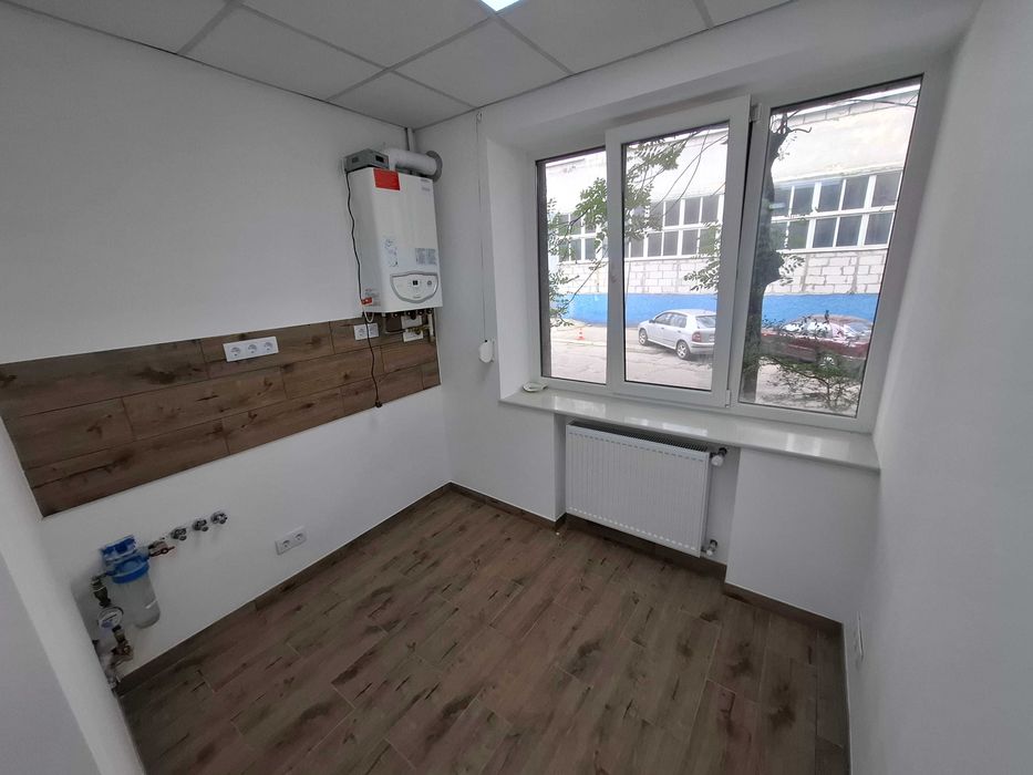 Магазин - офіс на вул. Олени Степанівни 50 . Фасадний вхід та вітрини