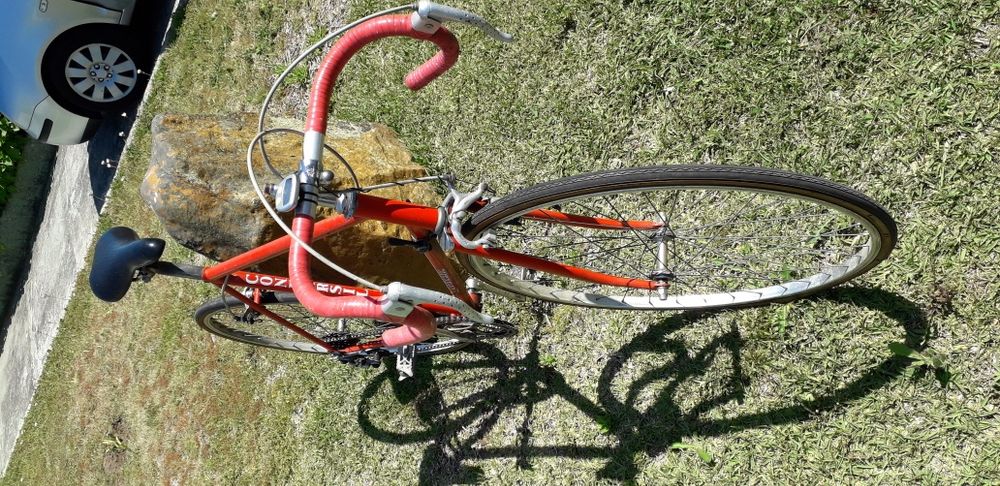 Bicicleta de corrida como nova