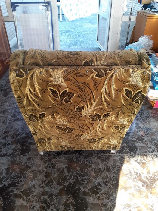 М'ягке та зручне крісло на дачу