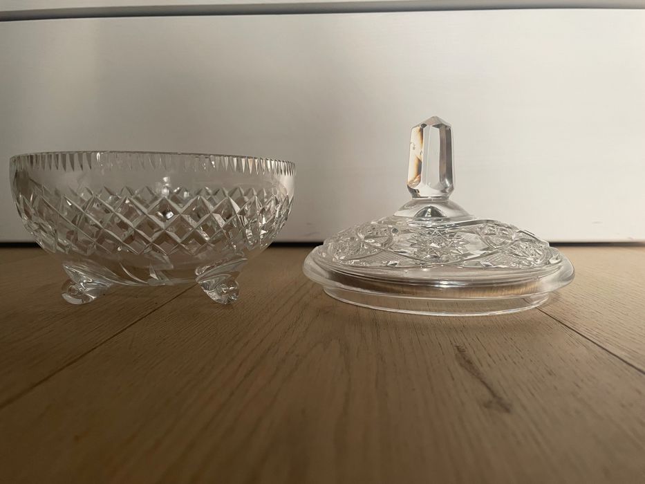 Kryształowe naczynie z pokrywką
