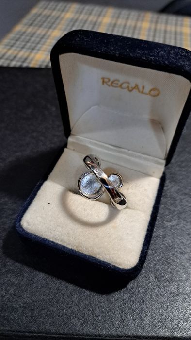 Aneis em prata contrastada.