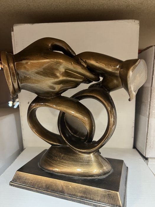 Figura Dłonie z zegarem