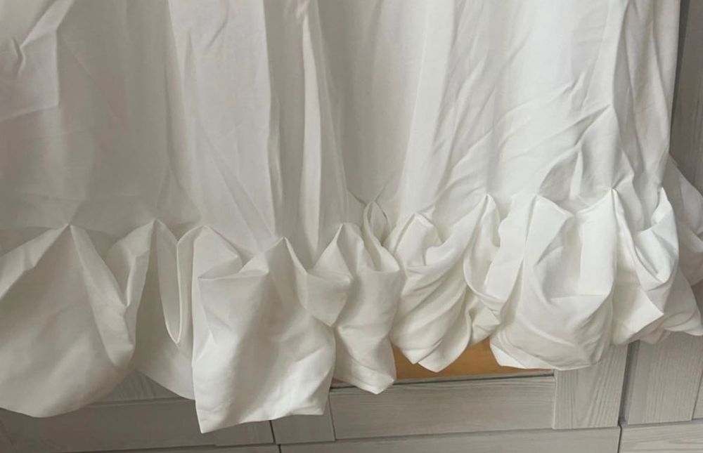 Biała suknia ślubna z różanym dołem