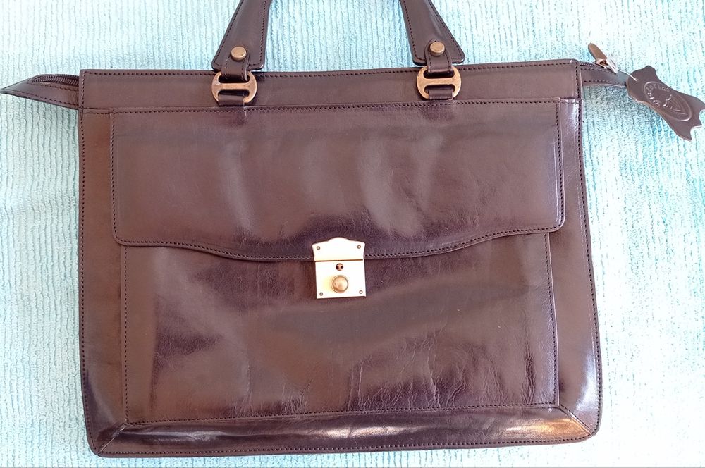 Pasta preta em pele - NOVA