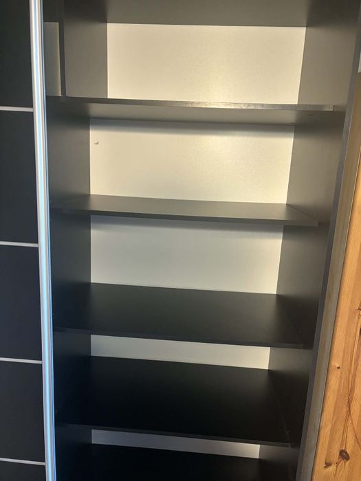 Szafa przesuwana z dużym lustrem