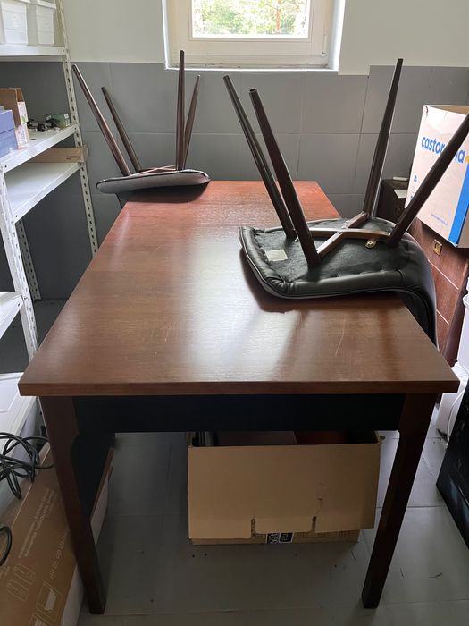 Biurko lub stół z litego drewna, piękny kolor brązu, czarne elementy