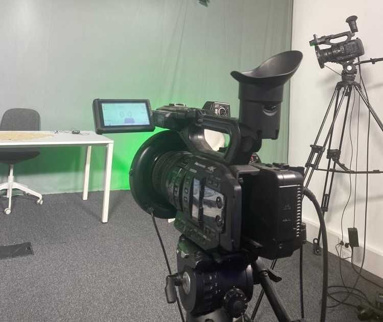 Kit Estúdio Panasonic 4K AG-UX180 - 3 câmaras + tripés