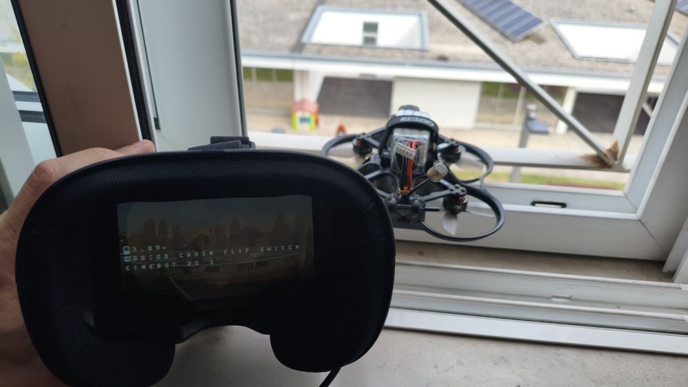 Drone Cinebot 25 sem comando e oculos FPV